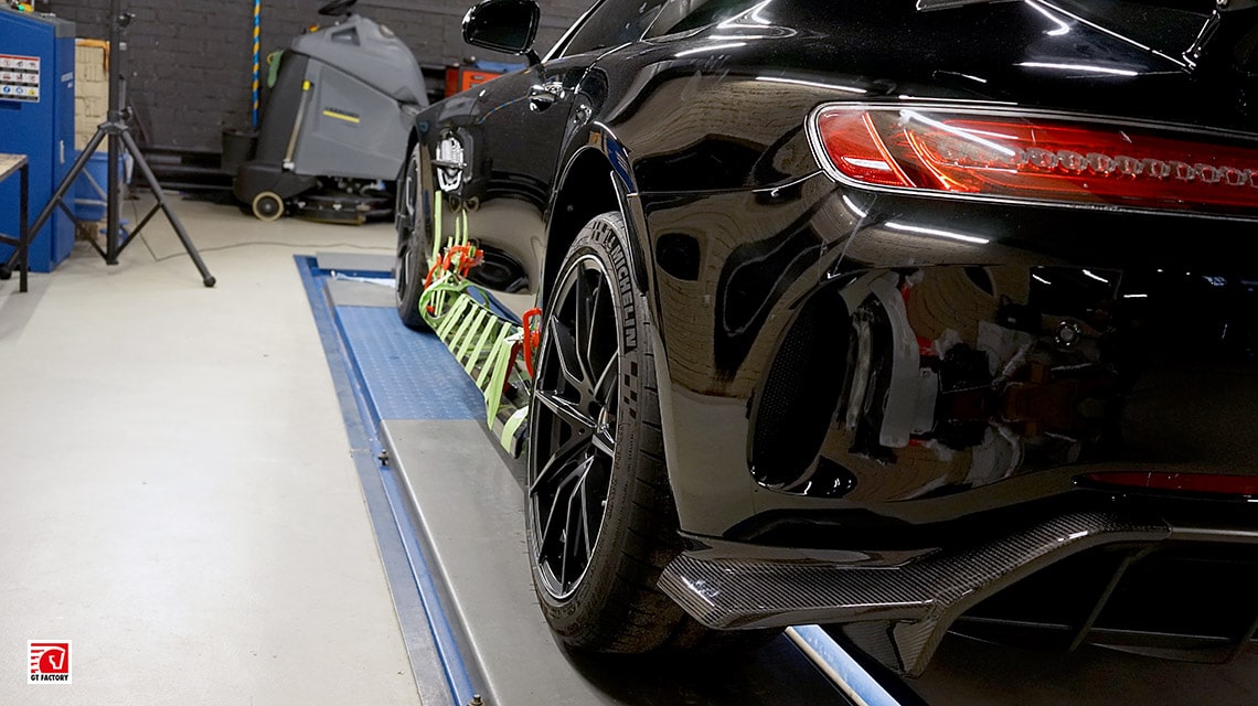 Монтаж накладок порогов Renntech на Mercedes-Benz AMG GT-R C190